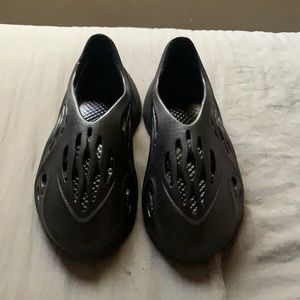Black yeezy foam runners size 6/ 6 1/2